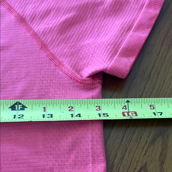 Used Lululemon swiftly tech shirt in a shade of pink - Picture 8 of 8
